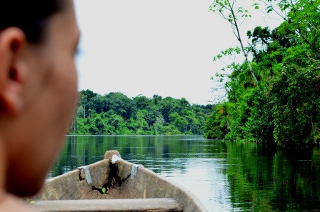 Alix sur la pirogue, Réserve Pacaya-Simiria